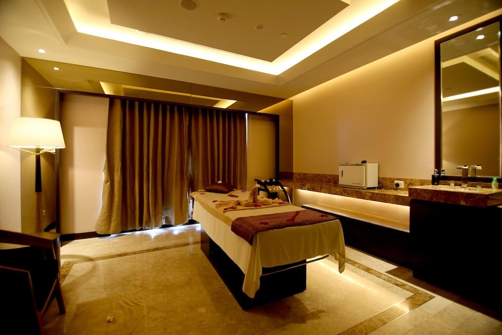 Radisson Blu Coimbatore Eksteriør bilde A spa treatment room