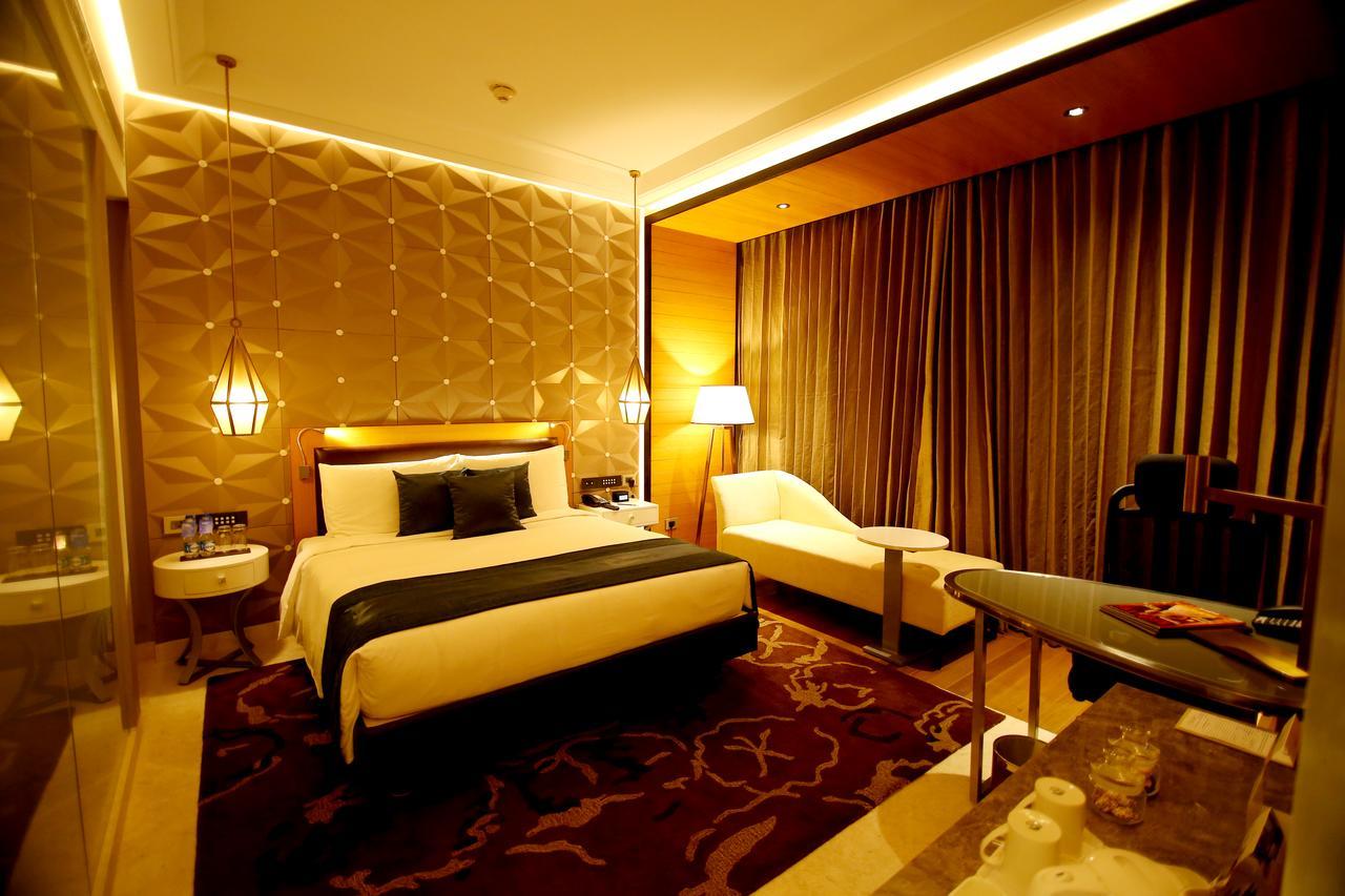 Radisson Blu Coimbatore Eksteriør bilde A room at the hotel